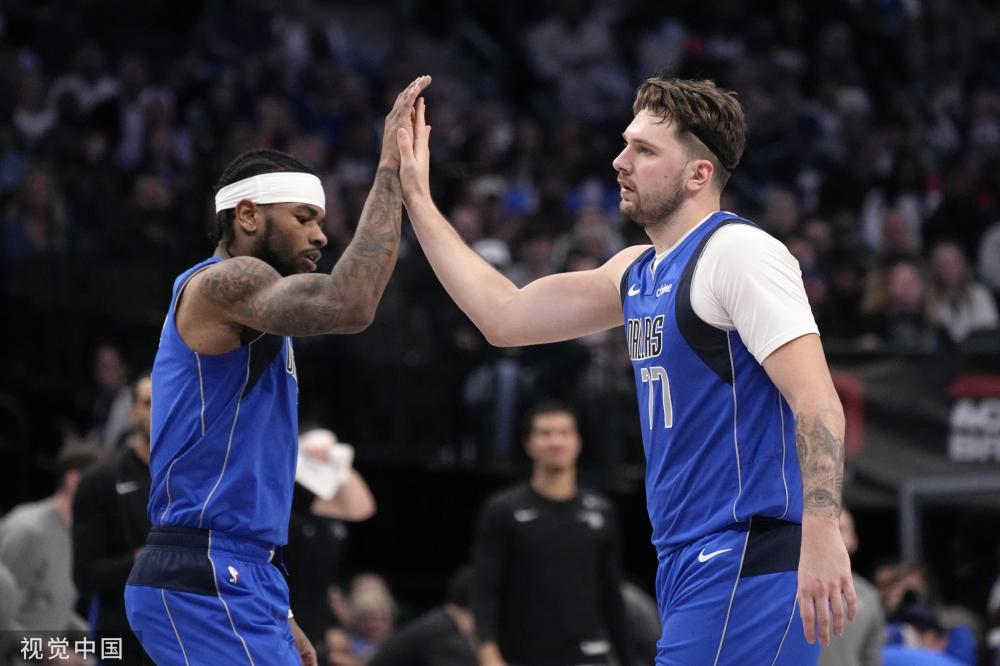 在斯诺克桌 在斯诺克桌